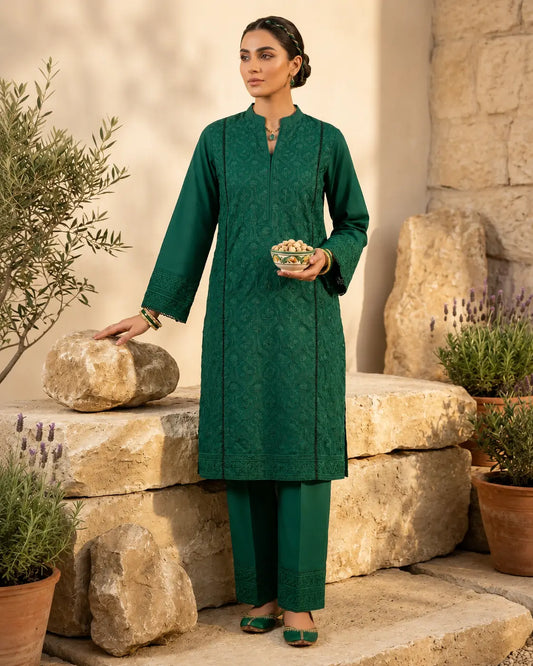 Emerald Enchantment – Reflects the rich, captivating shade of green.