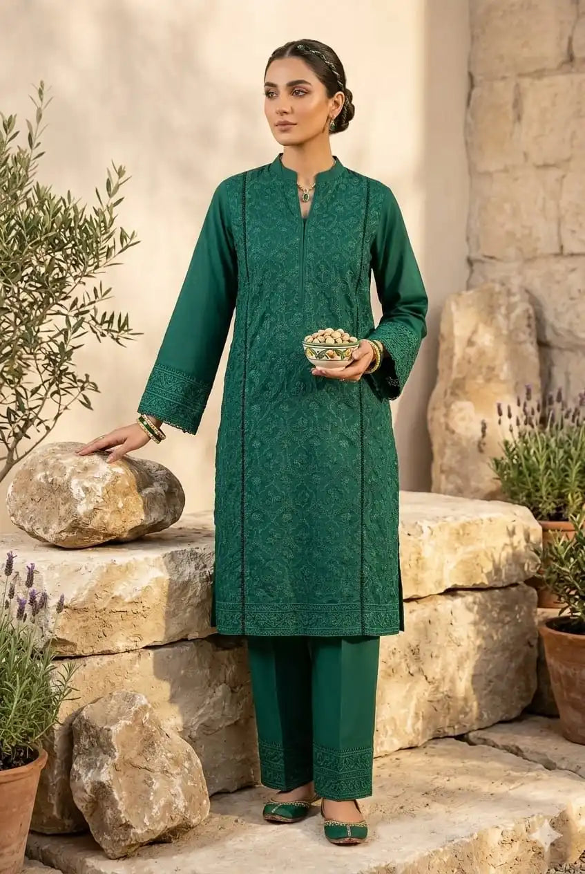 Emerald Enchantment – Reflects the rich, captivating shade of green.